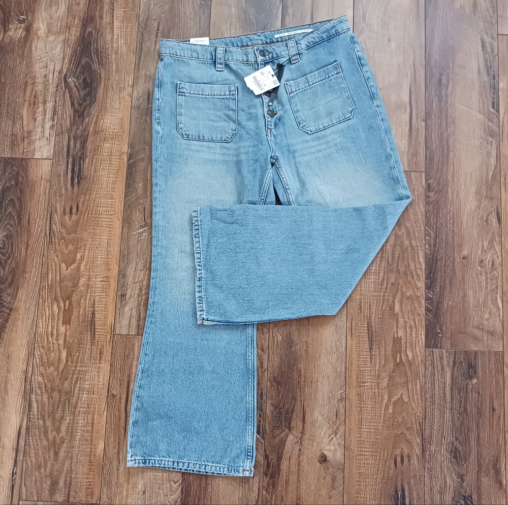 ZARA Woman Premium Denim Regular Fit, Cropped Flare, High Waist Light/Med Wash